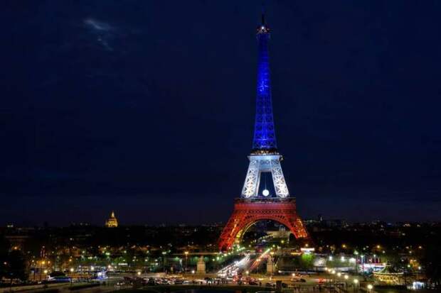 Эйфелева башня ночью. / Фото: www.paris-life.info Эйфелева башня ночью. / Фото: www.paris-life.info