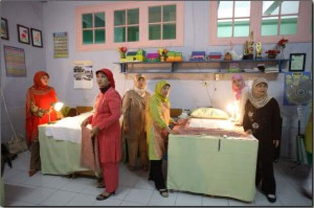 Все готово к процедуре обрезания девочек. Индонезия. 
