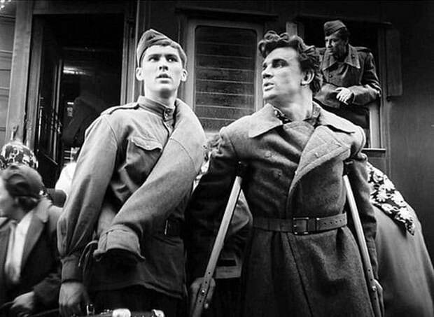 Владимир Ивашов и Евгений Урбанский в фильме *Баллада о солдате*, 1959 | Фото: portal-kultura.ru Владимир Ивашов и Евгений Урбанский в фильме *Баллада о солдате*, 1959 | Фото: portal-kultura.ru