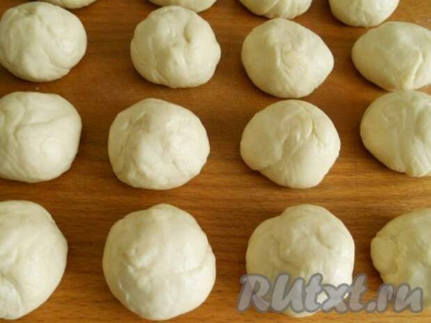 Разделить тесто на 16-18 кусочков, каждый из которых скатать в шарик (каждый шарик - будущий чебурек). 