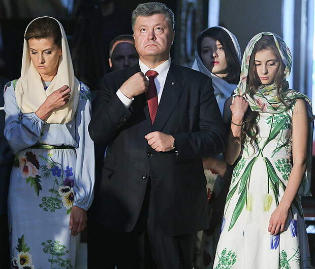 Жена и дочь Порошенко пришли на псевдомолебен в платьях с укропом, как символе единства нации Жена и дочь Порошенко пришли на псевдомолебен в платьях с укропом, как символе единства нации