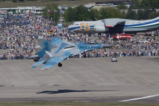 МАКС-2005: самолеты Су-30МКИ (на первом плане) и Ил-76МФ (на втором плане)