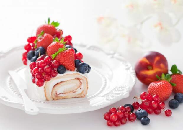 Рулет с клубникой и сливками