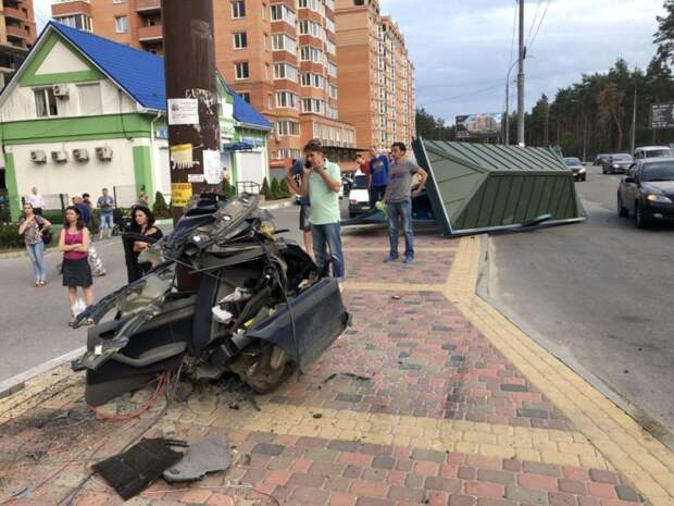 BMW украинского лихача разорвало пополам после столкновения с остановкой и тремя авто