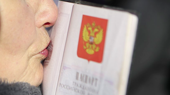 Российский паспорт предложили сделать более патриотичным и красивым