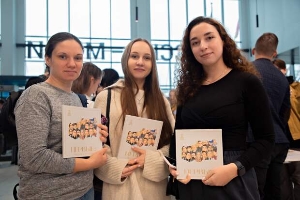 В Твери участники патриотического форума получили в подарок книгу "Первые"