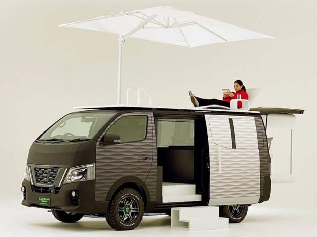 Nissan создал «дом на колесах», но не только для удовольствия, но и для работы. В NV350 есть кофемашина и письменный стол