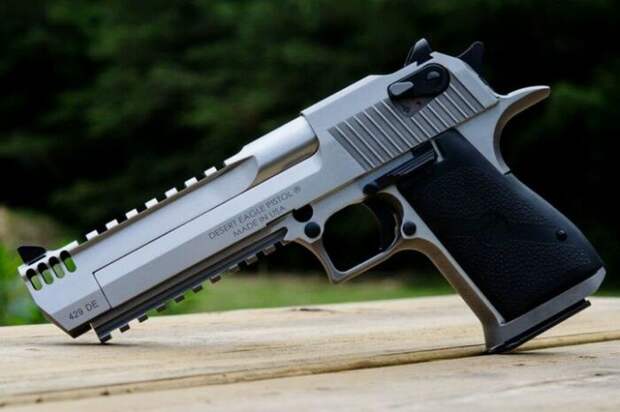 Из него же Мэтрикс стреляет на острове. |Фото: goatguns.com.