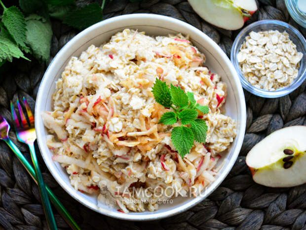 Салат красоты из овсяных хлопьев и яблока, рецепт с фото
