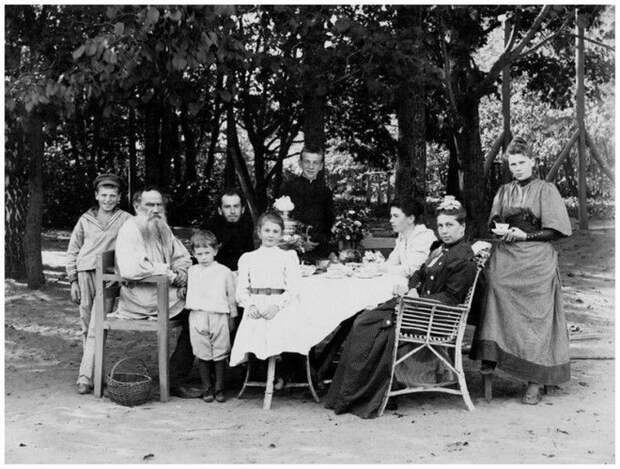 Л.Н. Толстой с семьей в Ясной Поляне.1892 г. Л.Н. Толстой с семьей в Ясной Поляне.1892 г.