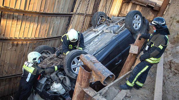 Автомобиль съехал в котлован в Москве, водитель погиб