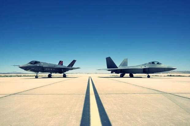 СМИ рассказали, как уничтожить самые дорогие американские самолёты F-22 и F-35