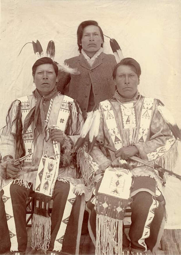 1891. Выжившие братья из племени лакота: (слева направо) Белое Копье, Рогатое Облако и Борода Дьюи.