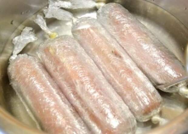 Куриные колбаски-рулеты с курагой.