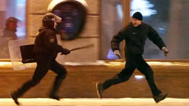 Протестующий убегает от полицейского - Memepedia - медиаплатформа МирТесен