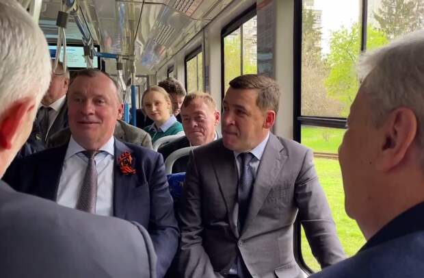 Первыми пассажирами трехсекционного трамвая "Кастор" в Екатеринбурге стали мэр и губернатор