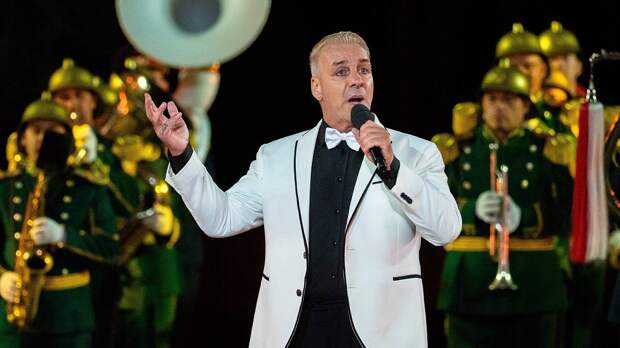 Солиста Rammstein Линдеманна сняли на сцене с российским пивом