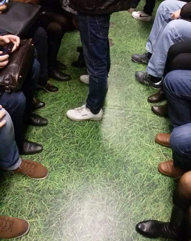 Зеленая травка вместо грязи на полу... Я только за! дизайн, метро