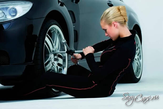 Как девушки ремонтируют автомобиль