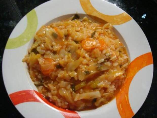 Тушеная свежая капуста с курицей и рисом