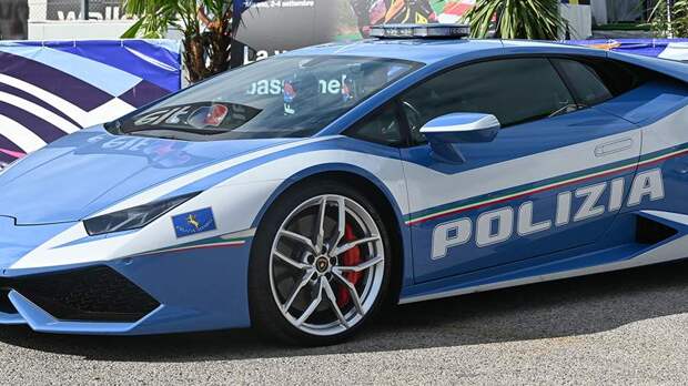 Названы самые быстрые и дорогие полицейские машины в мире