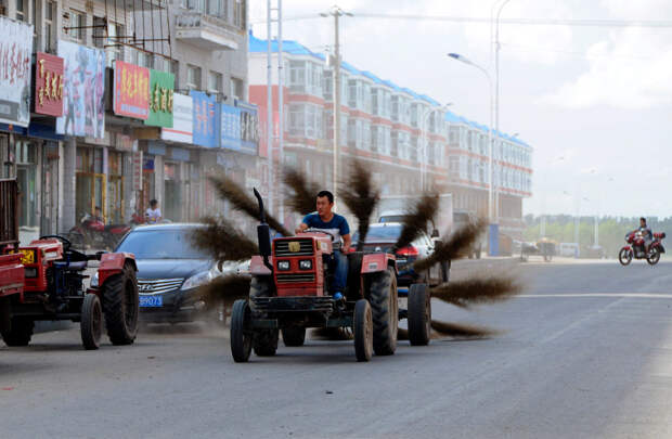 Автомобиль — мечта городских служб или трактор с вращающимися метлами. Провинция Хэйлунцзян, 31 августа 2013. авто, изобретатель, китай, самоделка