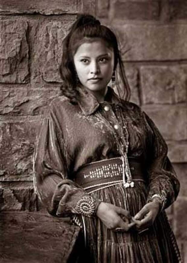 Североамериканская индианка (индеанка) из народа навахо. Фото