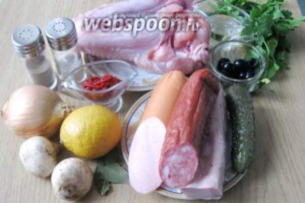 Для приготовления мясной солянки с грибами понадобятся такие продукты: крыло индейки, лук репчатый, огурцы солёные, паста томатная, подсолнечное масло, ветчина, колбаса вареная и копчёная, шампиньоны свежие, маслины без косточек, лимон, соль, перец чёрный молотый, петрушка или укроп.