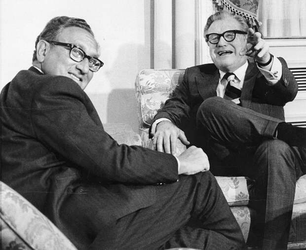 Январь 1975 года. Генри Киссинджер, госсекретарь США, рядом с Нельсоном Рокфеллером, которого Джеральд Форд назначил своим вице-президентом сразу после отставки Никсона. Вот и долгожданная возможность для двух старых товарищей поработать вместе. И, главное, без Никсона.