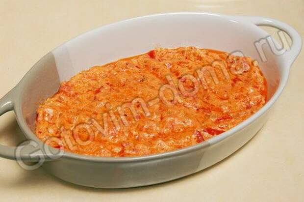 Яйца-пашот, запеченные с томатным соусом и сыром