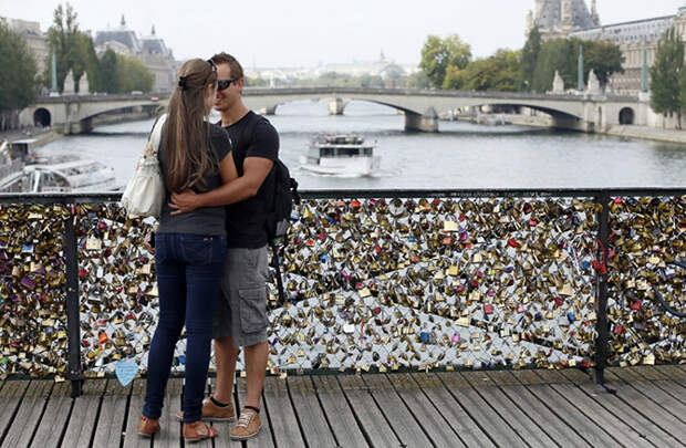 Миллион доказательств любви сняли с Pont des Arts в Париже