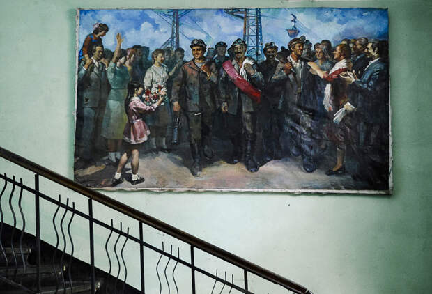 На станции: картина с шахтерами Чиатура из советских времен