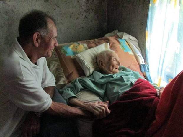 103-летний мужчина проводит свои последние мгновения с сыном