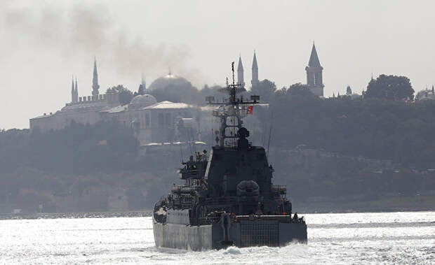 Корабль ВМФ России "Новочеркасск" проходит Босфор 8 октября 2015 года