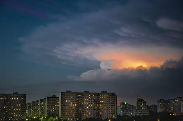 Жителей Екатеринбурга напугали яркие вспышки в ночном небе