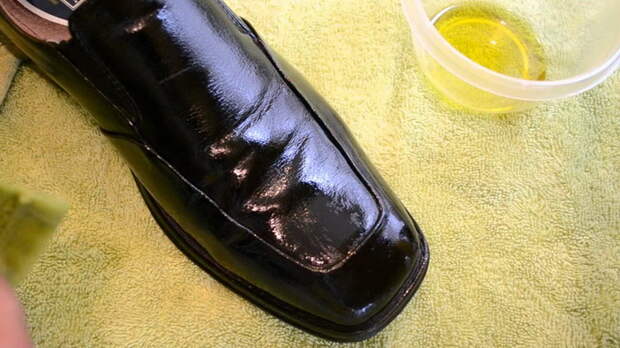 Оливковое масло вернет обуви блеск и лоск.