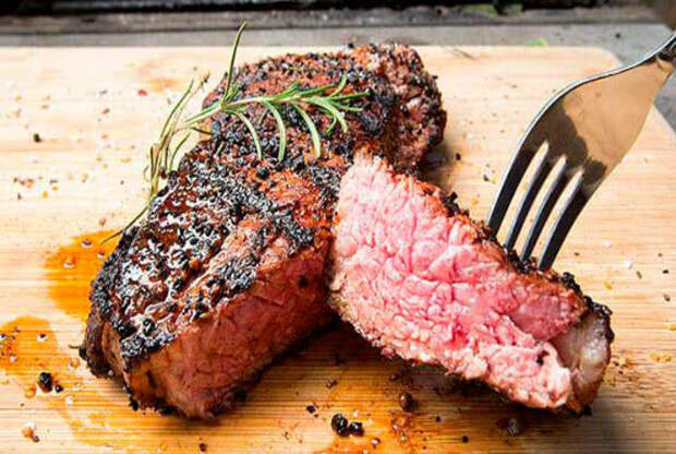 Правильно разрезать мясной стейк. | Фото: Компания T-Bone. Правильно разрезать мясной стейк. | Фото: Компания T-Bone.