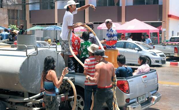 Зачем тайцы обливаются водой во время Сонгкрана?
