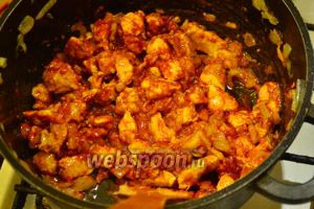 Перемешать тщательно. Вот такой красный цвет имеет мясо, прям кровавый.