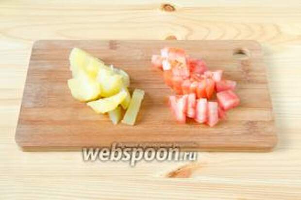 Отварной картофель и помидор режем небольшими кубиками.