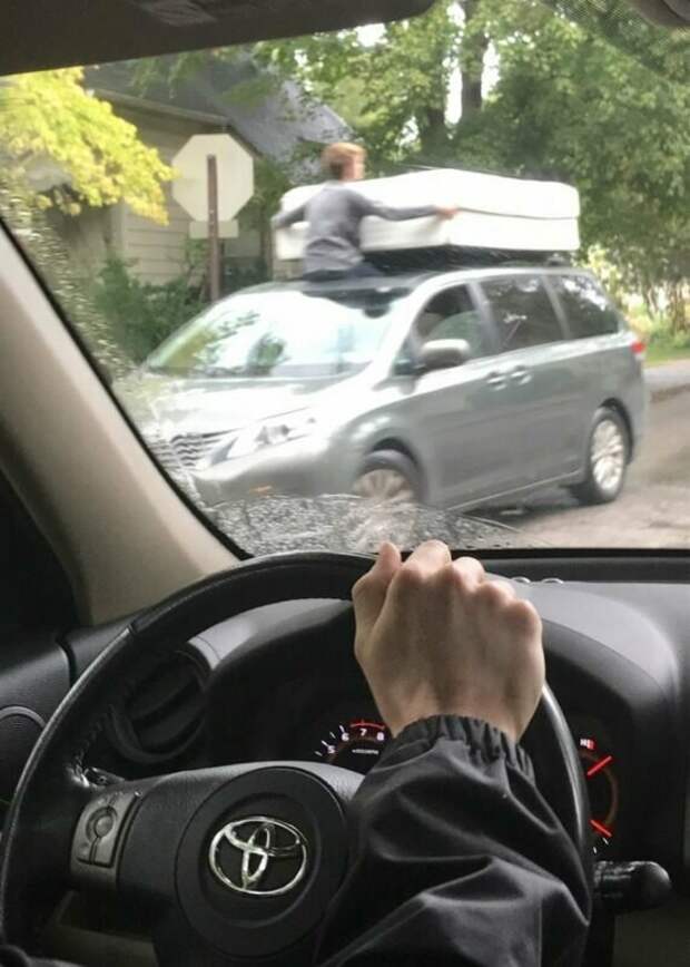 Срочно нужно было перевести матрас без грузчиков Срочно нужно было перевести матрас без грузчиков идиоты, оригиналы, прикол, смешно, упертые люди, фото, юмор