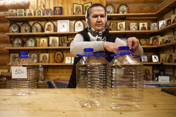 Распространенный миф о святой воде развеял священник
