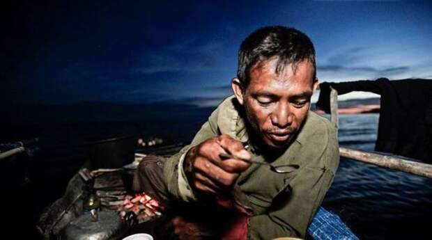Эти люди и сегодня ступают на сушу только для того, чтобы продать рыбу, купить рис, воду и рыболовные снасти. 