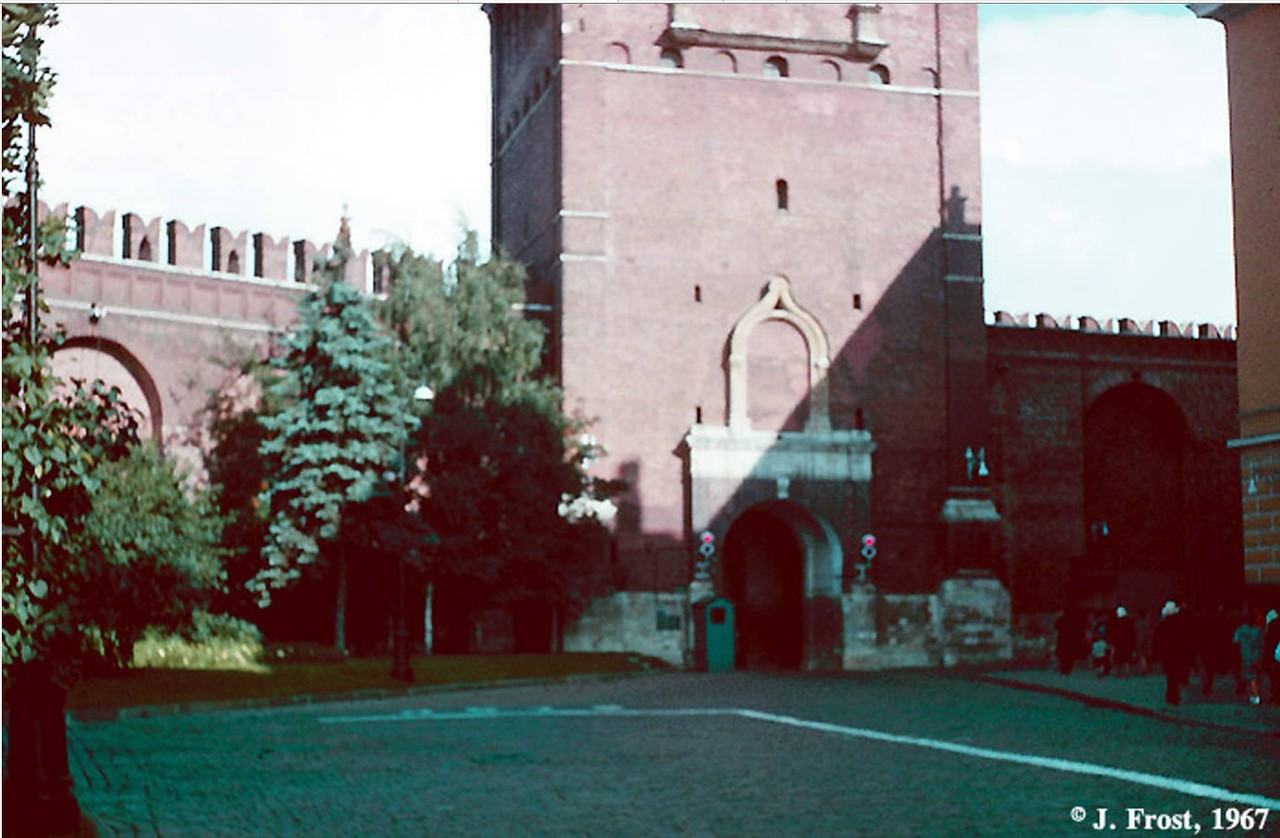 1967. Москва. Главный вход в Кремль через Спасскую башню 1967. Москва. Главный вход в Кремль через Спасскую башню