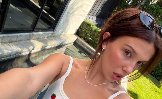 Актриса Милли Бобби Браун выложила фото в бикини на яхте