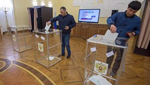 Избиратели голосуют на выборах президента Российской Федерации на избирательном участке №8026 в посольстве Российской Федерации в Республике Армения в Ереване. 18 марта 2018