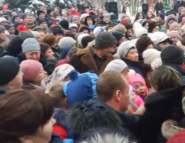 Ролик с давкой из-за бесплатных конфет в Курске набирает популярность в Сети