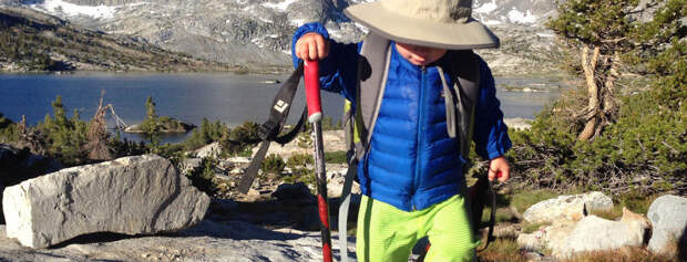 Двухлетний малыш-путешественник покоряет горные вершины!