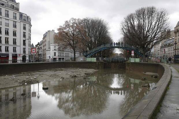 В Париже осушили канал Сен-Мартен водоем, канал, париж, франция