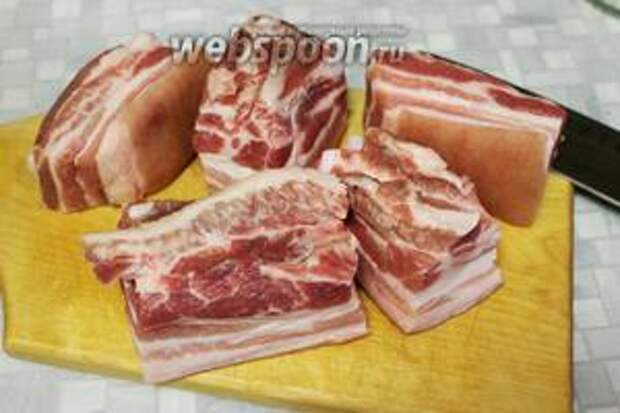 Мясо промыть, осушить и нарезать кусочками по 10 см.
